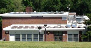 Pannelli fotovoltaici installati sul tetto di un edificio scolastico