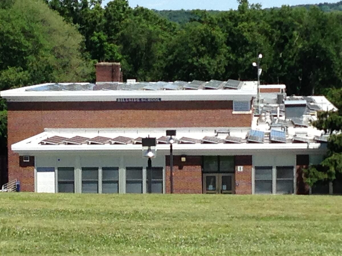 Pannelli fotovoltaici installati sul tetto di un edificio scolastico