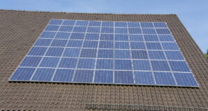 Pannelli solari fotovoltaici installati sul tetto di una casa residenziale