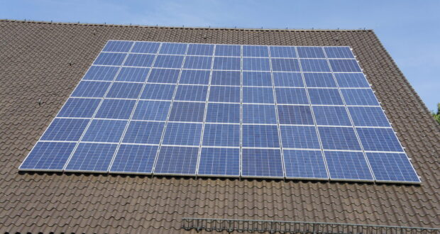 Pannelli solari fotovoltaici installati sul tetto di una casa residenziale