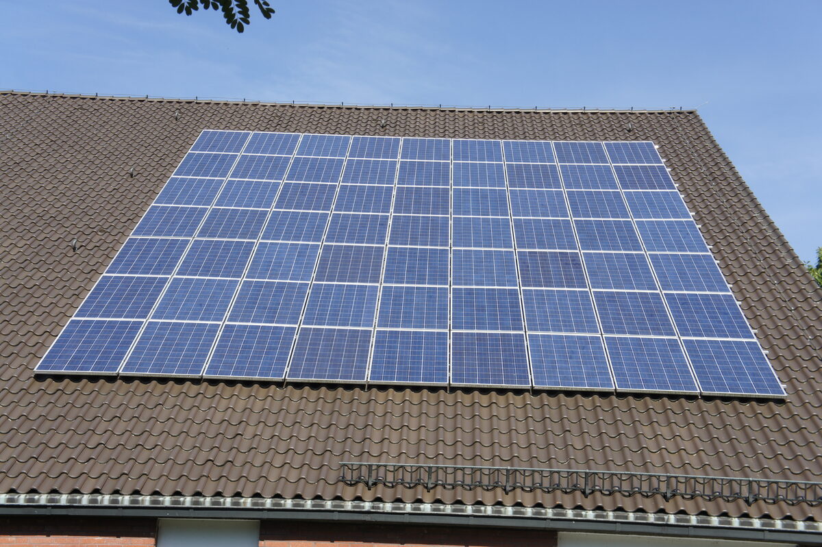 Pannelli solari fotovoltaici installati sul tetto di una casa residenziale