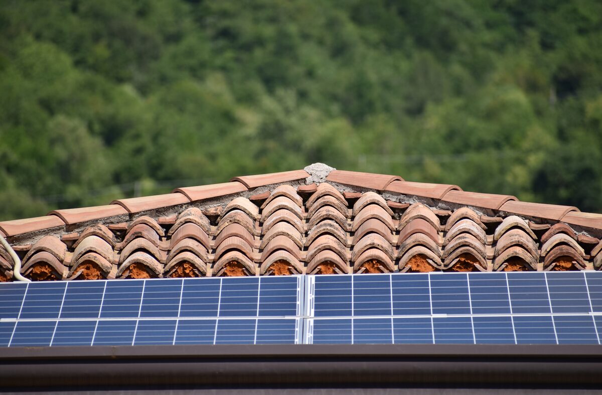 Pannello fotovoltaico installato su un tetto in Veneto