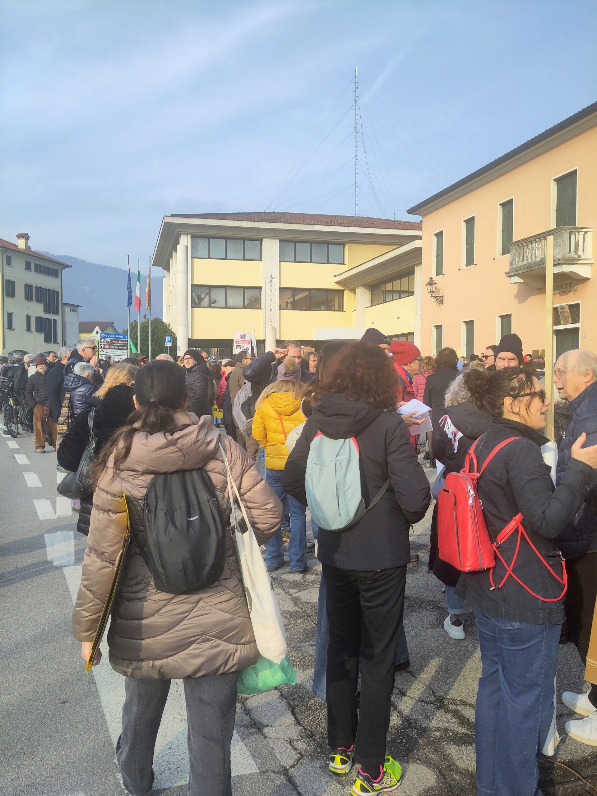 La piazza piena davanti al Municipio di Torreglia durante il raduno