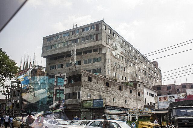 L'edificio Rana Plaza a Savar, Bangladesh, fotografato un anno prima del crollo del 24 aprile 2013
