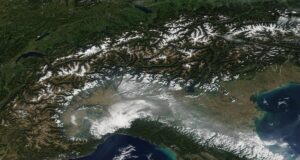 La Pianura Padana vista dal satellite NASA coperta da foschia e smog: ISDE Padova cerca 23 metalli pesanti nelle unghie di 200 bambini