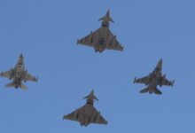 Caccia F-16 USAF e Eurofighter in formazione durante la cerimonia di certificazione NATO, Mihail Kogalniceanu (Romania), aprile 2022