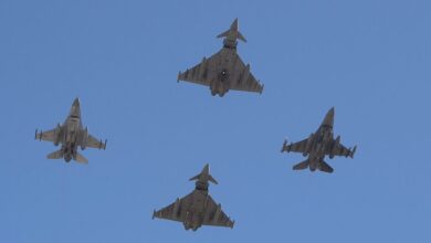 Caccia F-16 USAF e Eurofighter in formazione durante la cerimonia di certificazione NATO, Mihail Kogalniceanu (Romania), aprile 2022
