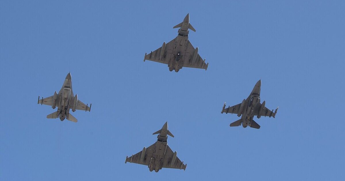 Caccia F-16 USAF e Eurofighter in formazione durante la cerimonia di certificazione NATO, Mihail Kogalniceanu (Romania), aprile 2022