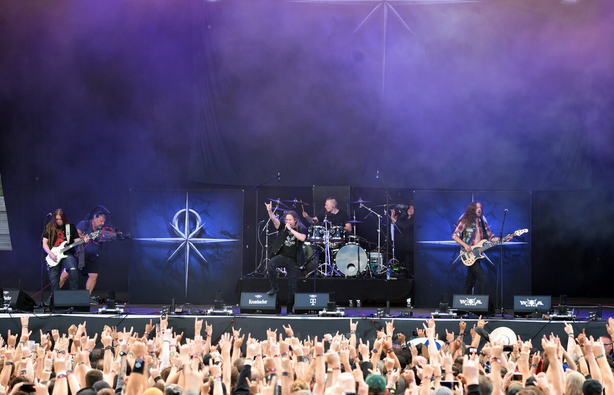 Gli Stratovarius sul palco del Wacken Open Air 2022, la band power metal finlandese che canta la crisi climatica
