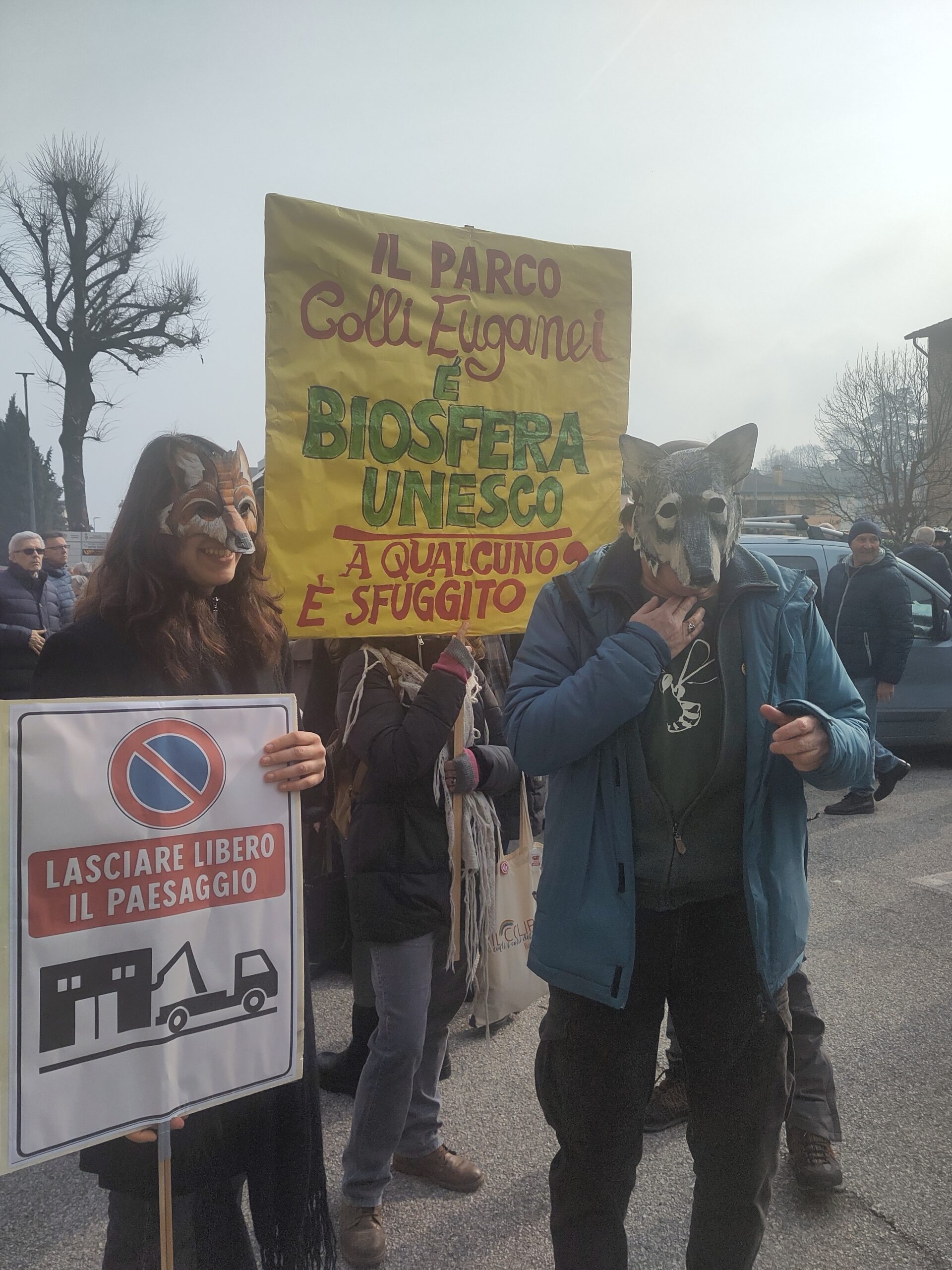 Manifestanti con striscione: Il Parco Colli Euganei è Biosfera UNESCO - A qualcuno è sfuggito