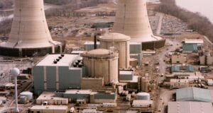La centrale nucleare di Three Mile Island con le torri di raffreddamento sul fiume Susquehanna in Pennsylvania