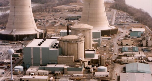 La centrale nucleare di Three Mile Island con le torri di raffreddamento sul fiume Susquehanna in Pennsylvania
