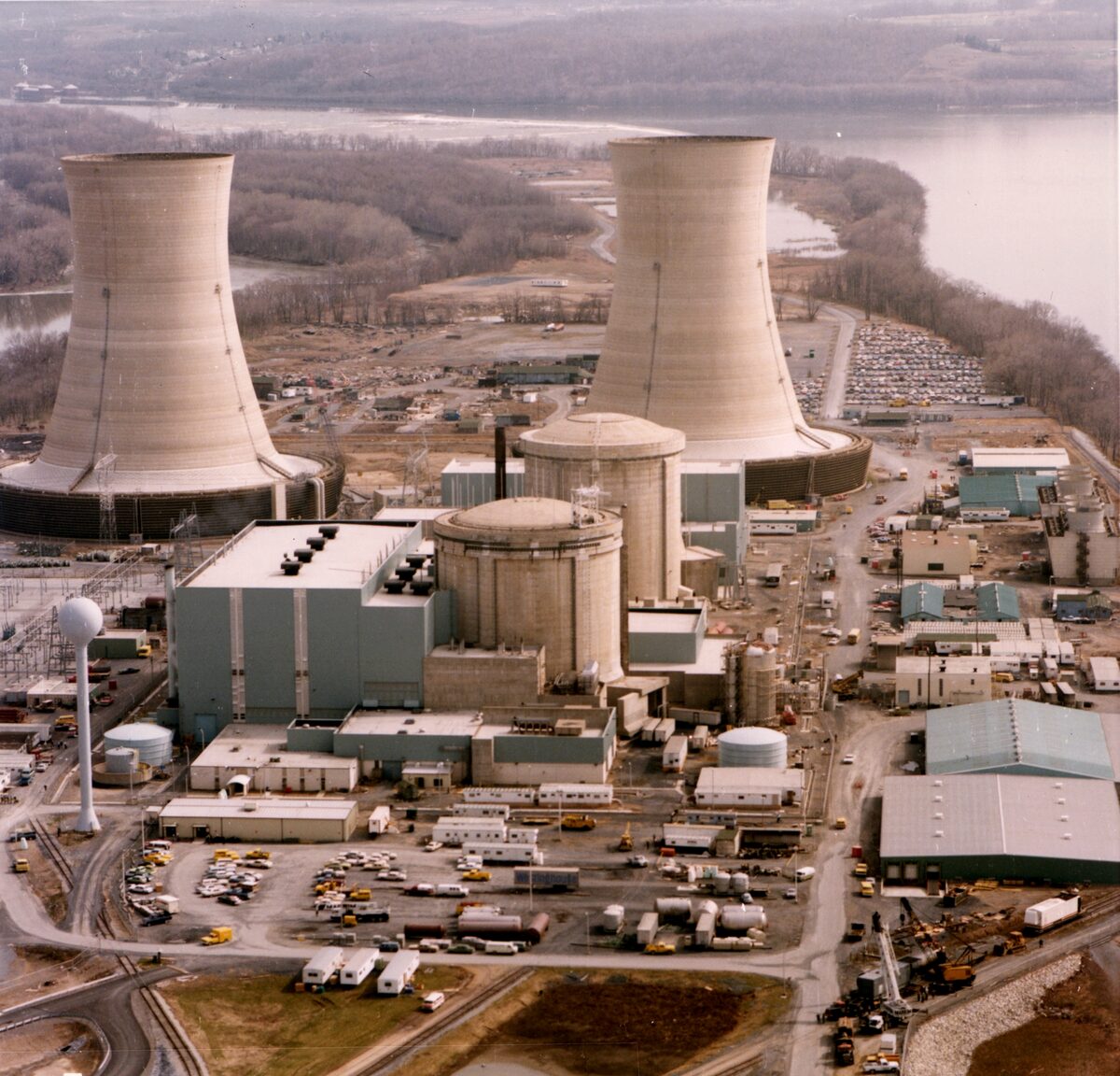 La centrale nucleare di Three Mile Island con le torri di raffreddamento sul fiume Susquehanna in Pennsylvania