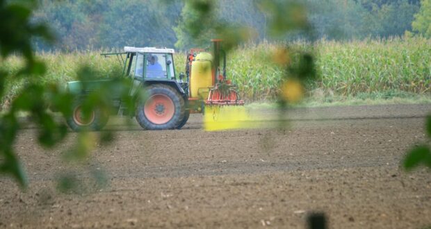 Trattore che distribuisce pesticidi su un campo agricolo: il Veneto usa 12 kg per ettaro, il doppio della media nazionale