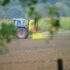 Trattore che distribuisce pesticidi su un campo agricolo: il Veneto usa 12 kg per ettaro, il doppio della media nazionale