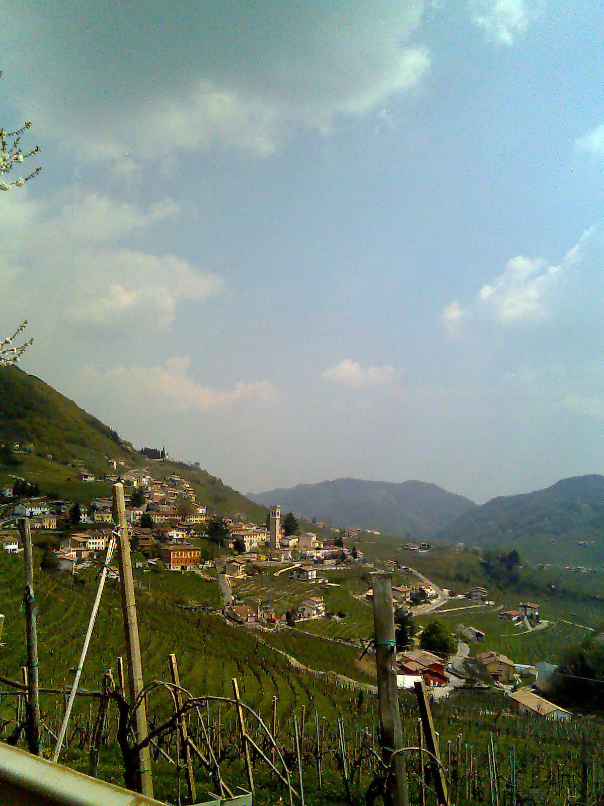 Vista panoramica delle colline di Valdobbiadene coperte di vigneti del Prosecco