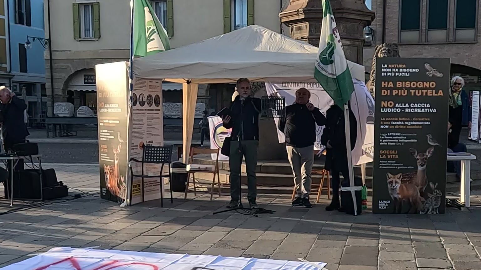 Massimo Vitturi della LAV al microfono mostra la gabbietta in cui vengono tenuti gli uccelli usati come richiami vivi