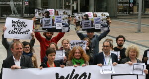 Manifestazione di attiviste e attivisti con cartelli «Who Made My Clothes», Fashion Revolution Day a Bruxelles, aprile 2015