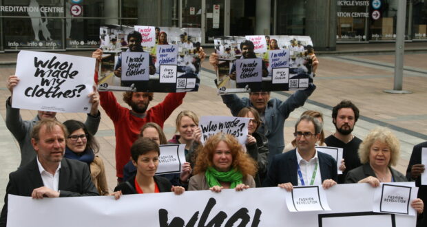Manifestazione di attiviste e attivisti con cartelli «Who Made My Clothes», Fashion Revolution Day a Bruxelles, aprile 2015