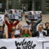 Manifestazione di attiviste e attivisti con cartelli «Who Made My Clothes», Fashion Revolution Day a Bruxelles, aprile 2015