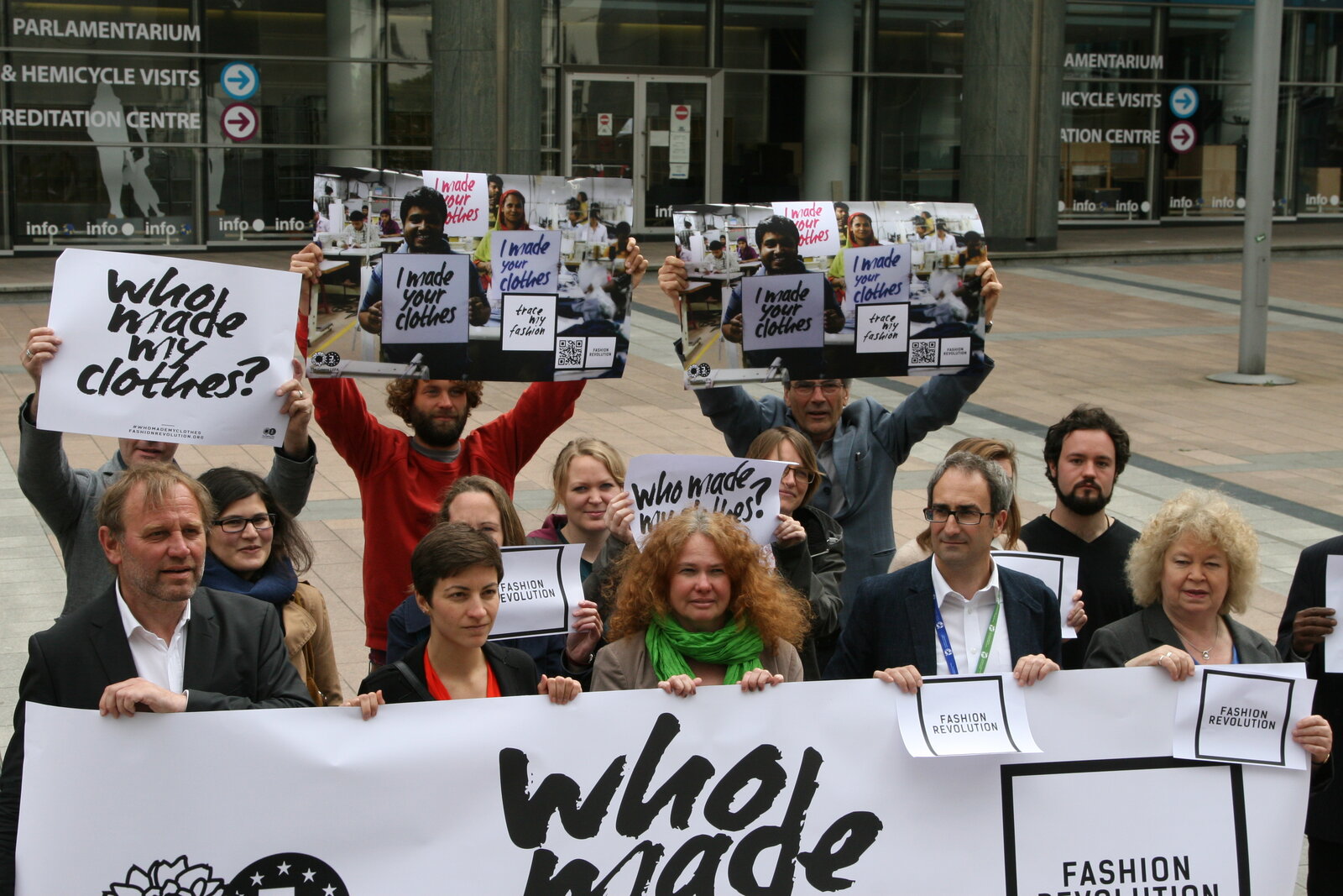 Manifestazione di attiviste e attivisti con cartelli «Who Made My Clothes», Fashion Revolution Day a Bruxelles, aprile 2015